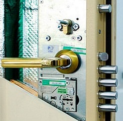 Установка замка в железную дверь