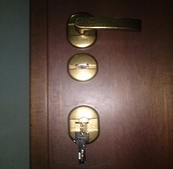 Установка замка в железную дверь