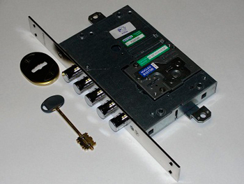 врезной замок Mottura