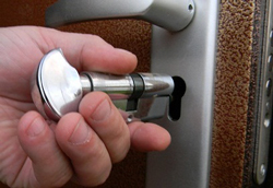 вставить замок в дверь zamki-sao.com