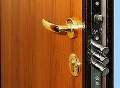 Установка замка на металлическую дверь