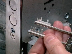 сменить дверной замок