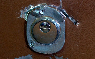 Установка броненакладки на замок двери zamki-sao.com