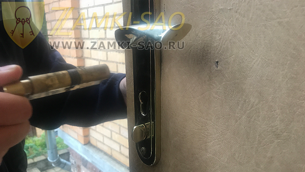 Замена личинки в дверном замке