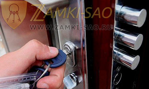 мастер заменить личинку или замок на входной металлической двери