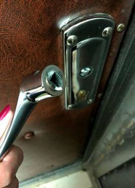 Монтаж дверных ручек